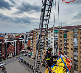 Salvataggio al limite: tirato fuori dalla finestra con una manovra d’urgenza