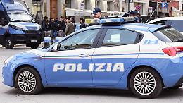 Vandali notturni: transenne e bidoni sui tetti delle auto