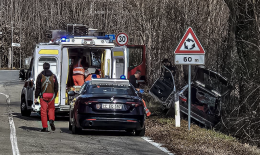 Auto esce di strada e si schianta: conducente muore sul colpo