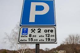 Sosta oraria in via Torino, il Comune cambia idea: da un’ora a due in meno di un mese
