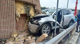 Auto si schianta contro il casello autostradale: conducente estratto dalle lamiere