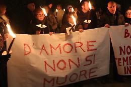 Venaria Reale si illumina per Cinzia D’Aries: una fiaccolata per dire basta alla violenza (VIDEO)