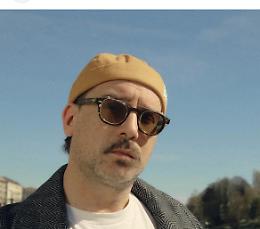 Leini celebra Willie Peyote: il rapper torna a Sanremo 2025 con “Grazie ma no grazie”