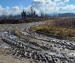 Borgorevel, strada al collasso: buche e fango bloccano l’accesso al Lago Verde
