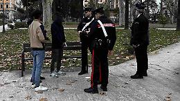 Tensione a Pinerolo: giovane si sdraia sull’auto dei Carabinieri e aggredisce un’agente 