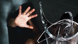 Orrore in casa: sfregia la fidanzata con un coccio di vetro