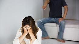 Anni di violenze e isolamento: uomo accusato di aver soggiogato madre e figlia