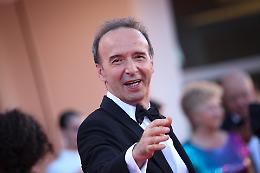 Un colpo di scena all’Ariston: Roberto Benigni apre la serata delle cover