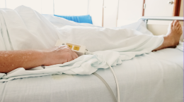 Tre giorni con una vertebra rotta su una barella in pronto soccorso