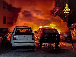 Notte di fuoco in città: esplosione in corso Taranto, furgone distrutto dalle fiamme