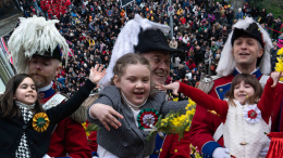 Carnevale: il freddo non ferma la folla. Emozioni, addii e tradizione