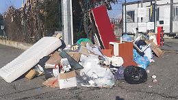 Montanaro, cittadini in rivolta per la chiusura dell'ecocentro: rifiuti abbandonati all'esterno