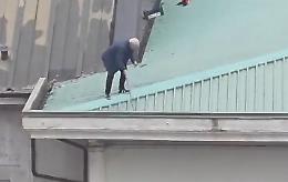 Anziani sul tetto per pulire le grondaie: il video fa infuriare il web