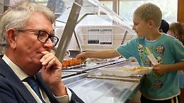 Sinistra in cortocircuito a Chivasso: mensa negata ai bambini se i genitori non pagano, chiuso il dormitorio dei senza tetto