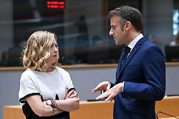  Caos al vertice di Parigi: l’Europa in ordine sparso, Meloni tra fuoco amico e isolamento
