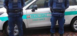 Vigile urbano con distintivi falsi e pistola d’ordinanza: sospeso e nei guai