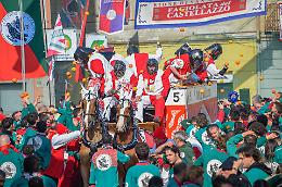 I carri da getto sfilano per Ivrea e sono pronti per andare in battaglia