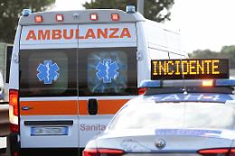 Maxi impatto tra due auto, una abbatte pensilina e semaforo