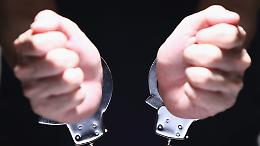 Arrestato operaio di Venaria per maltrattamenti: chiedeva soldi ai genitori per il crack