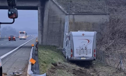 Camper si schianta contro un cavalcavia sull'A5: conducente incastrato tra le lamiere