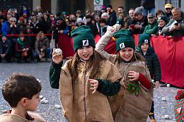 Il battito della città si fa più forte nella penultima di Carnevale (foto Luisa Romussi)