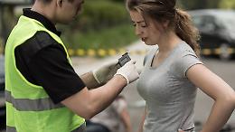Incidente a Moncalieri: tenta di incolpare la moglie per evitare la multa! 