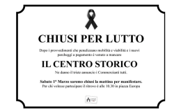 Chieri chiude per lutto. La rivolta delle strisce blu: commercianti e cittadini in piazza contro il caro-parcheggi
