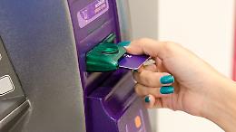 Due donne arrestate in Piemonte: sottratto un bancomat con la tecnica delle monetine e prelevato 1.000 euro