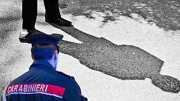 Avvicinava le bambine alla fermata dello scuolabus: "Venite con me...". Una madre lo denuncia, i carabinieri lo pizzicano sul fatto