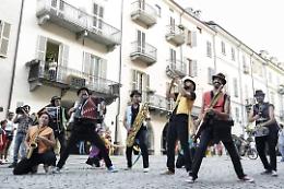 Giovedì Grasso a Ivrea: passaggio dei poteri. La città si accende con bande e spettacoli itineranti