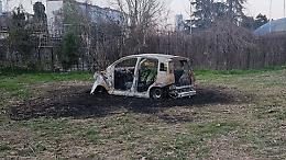 Auto incendiata a Nichelino: ennesimo atto vandalico preoccupa i cittadini