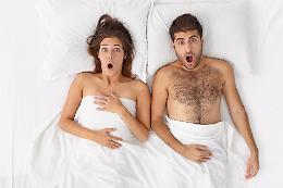 Scopre il marito a letto con l'amante: scoppia la rissa