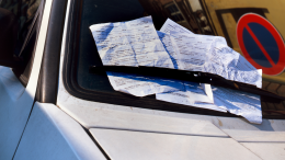 L’auto confiscata al boss diventa un bolide di Stato… ma le multe restano sue!