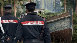 Casalborgone e il mistero della barca nel bosco tra rifiuti, vecchie auto e lastre di amianto