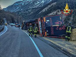 Incidente sulla Statale 24: Tir fuori controllo, vigili del fuoco in azione