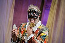 Arlecchino si ribella! Pennacchi stravolge la commedia dell’arte