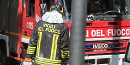Fiamme avvolgono un’auto: intervento urgente dei vigili del fuoco