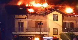 Salassa, incendio nella notte: tetto in fiamme, paura tra i residenti (FOTO)
