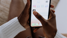 Influencer arrestato per violenza sessuale: botte, minacce e l’acido sul volto se avesse parlato
