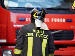 BMW prende fuoco in strada, intervento immediato dei vigili del fuoco