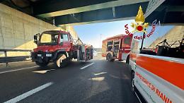 Bus scolastico con 44 studenti di Ivrea tampona un tir sulla A4, autista gravissimo