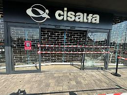 Auto fuori controllo sfonda la vetrina di Cisalfa: paura nella notte