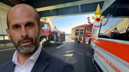 Incidenti e sorrisi: il sindaco che minimizza tutto