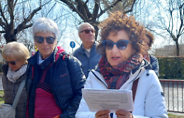 Non bastano i fiori: le donne continuano a lottare