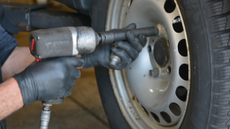 Le svitano la ruota dell'auto per vendetta: gravissima ritorsione in Canavese