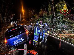 Paura sulla SP 211: auto in bilico con un persona incosciente a bordo