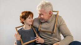 Un ponte di emozioni: bambini e anziani uniti dal teatro a Leini