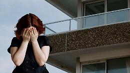 Tragedia a Poirino: giovane precipita dal balcone, è in gravi condizioni
