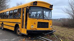 Gita scolastica con paura: pullman esce di strada sulla provinciale 161