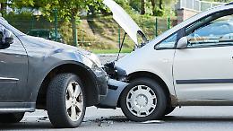  Torino, scontro tra tre auto all'incrocio: traffico in tilt